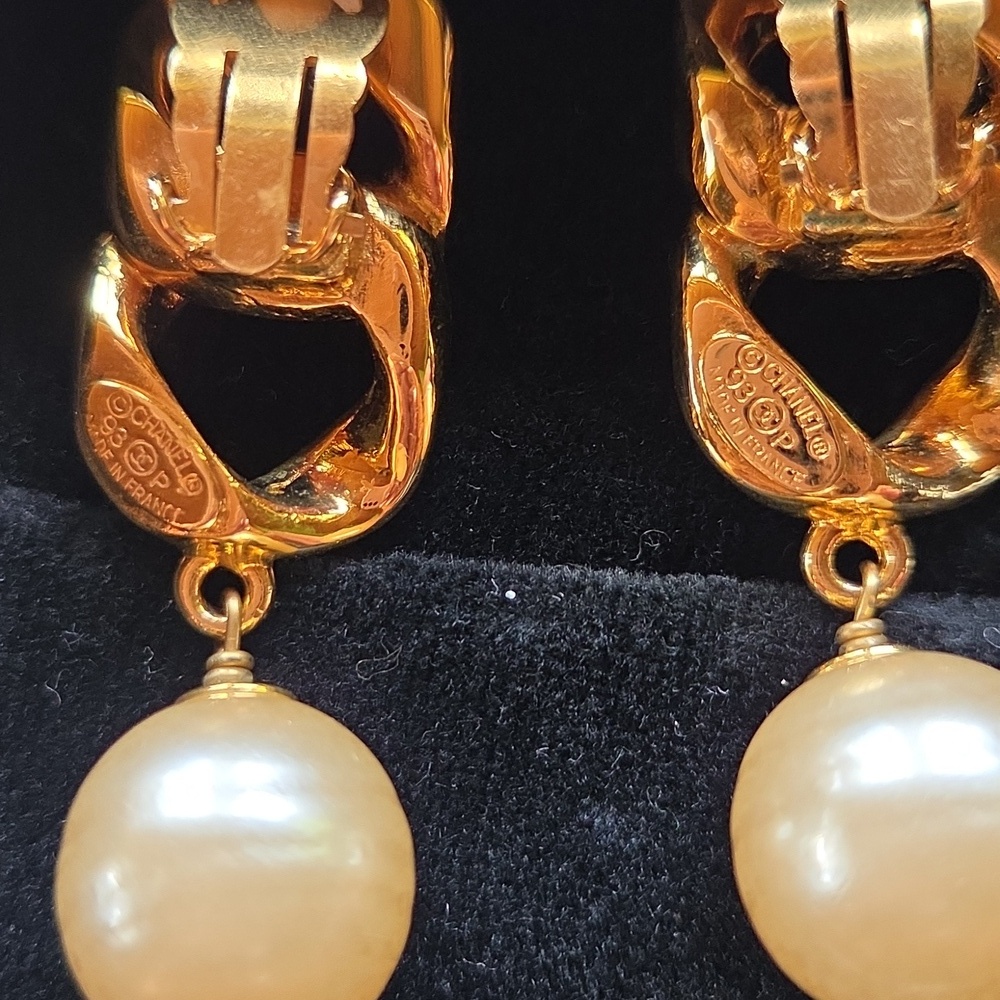 CHANEL Gold and‎ Cream Pearl Drop Earrings - Picture 5 of 5